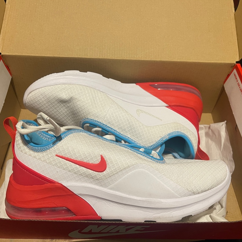 Nike woman’s Air Max Motion 2